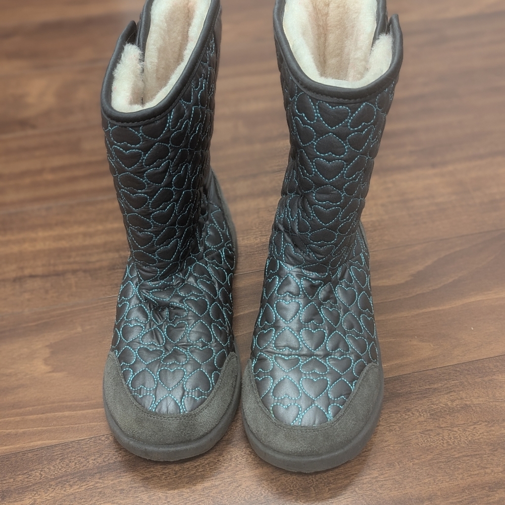 UGG Girls Boots - Picture 2 of 11